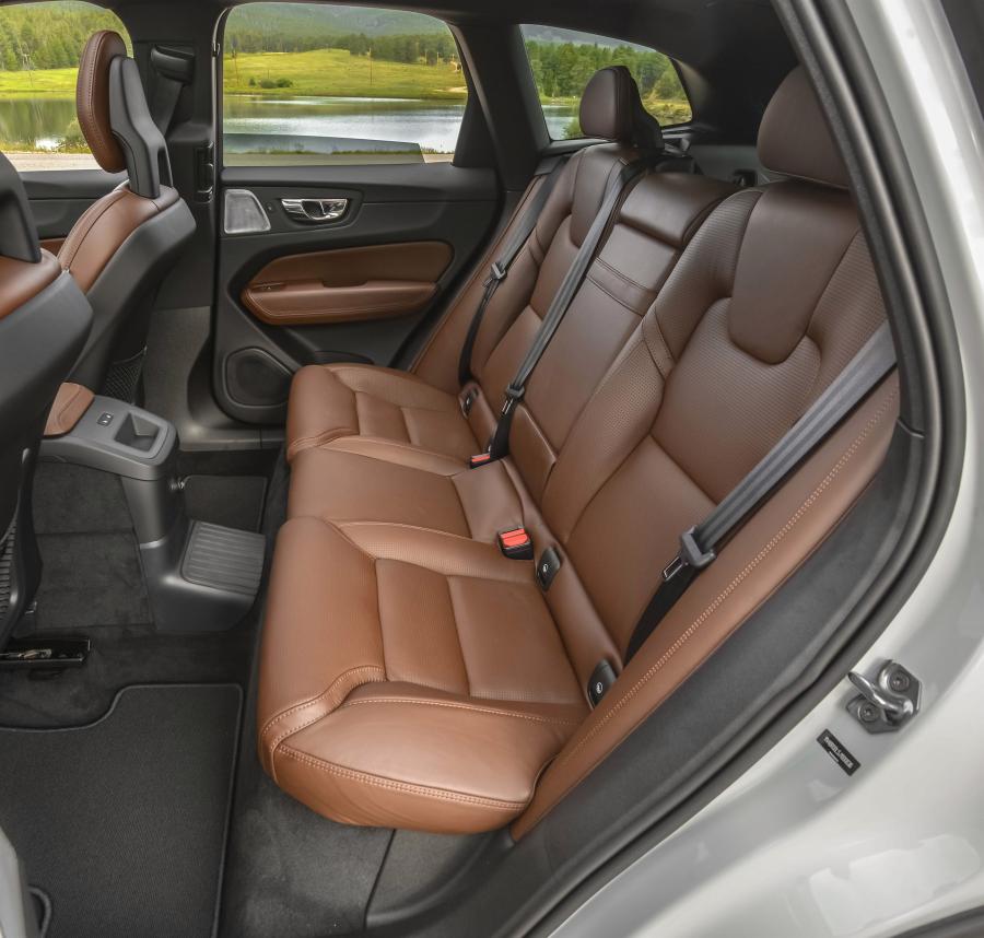 Интерьер Volvo XC60 T8 Inscription 2017 года  (NA) (фото 5 из 23)